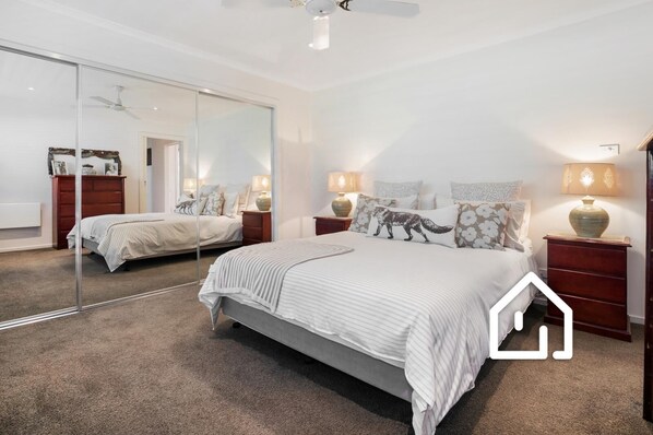 A bedroom with a large mirror, two beds, and bedside lamps. - Simplicity & Serenity *1 NIGHT FREE* Charming Retreat, no Govt Tax (Blairgowrie)