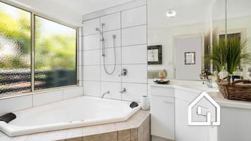Combined shower/bathtub, jetted bath, hair dryer, towels