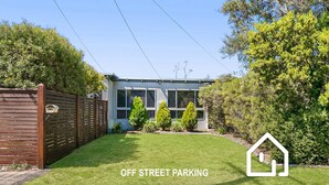 A modern house with a well-maintained lawn and a wooden fence. - Simplicity & Serenity *1 NIGHT FREE* Charming Retreat, no Govt Tax (Blairgowrie)