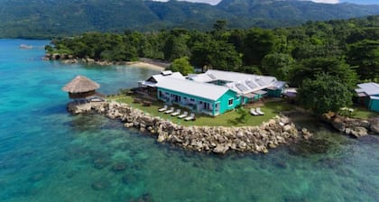 Luna Sea Inn Family and friends cottage with a private veranda