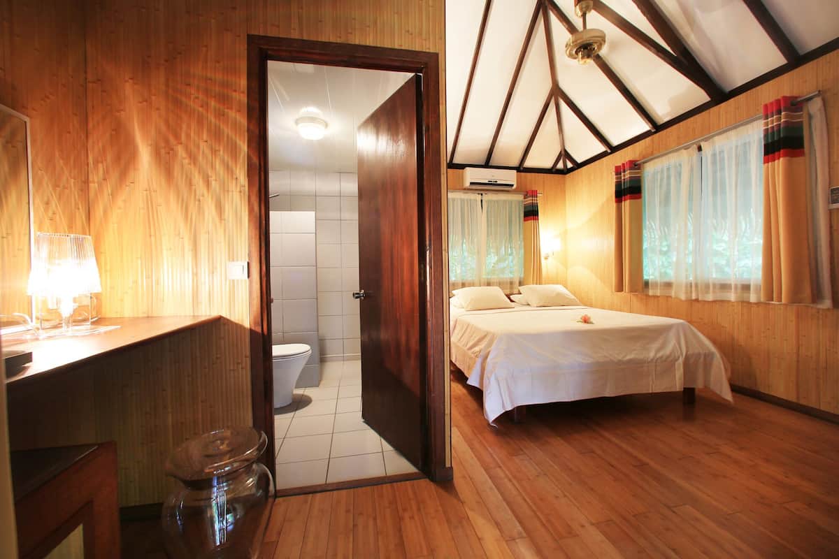 Kamar Double Standar, Bebas Asap Rokok, pemandangan kebun | Seprai antialergi, minibar, dan brankas