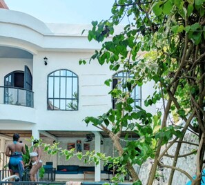 Indoor pool, a heated pool - High standing 3 bedroom apartment in Residence with swimming pool (Yaoundé)