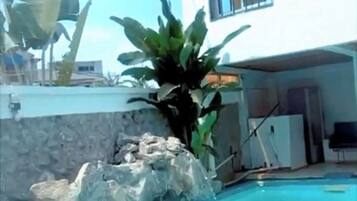 Una piscina techada, una piscina climatizada