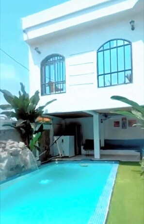 Indoor pool, a heated pool - High standing 3 bedroom apartment in Residence with swimming pool (Yaoundé)