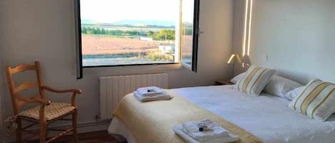 6 bedrooms, iron/ironing board, WiFi