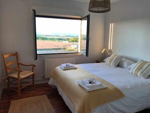 6 bedrooms, iron/ironing board, WiFi - A house with a garden and beautiful views in La Rioja (Herramélluri)