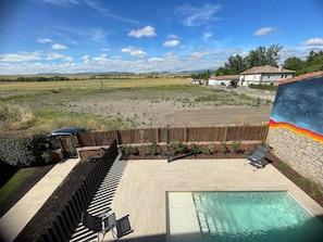 Pool - A house with a garden and beautiful views in La Rioja (Herramélluri)