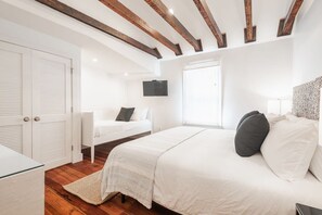 3 habitaciones, tabla de planchar con plancha, wifi y ropa de cama 