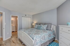 2 soverom, skrivebord, strykejern/-brett og wi-fi (inkludert)