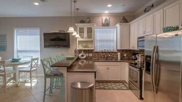 冰箱、微波炉、烤箱、炉灶