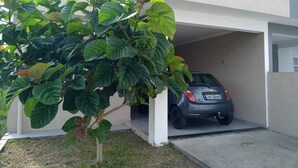 Ein modernes Gebäude mit überdachtem Parkbereich.