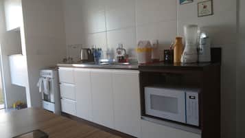 Køleskab, mikrobølgeovn, ovn, kogeplade