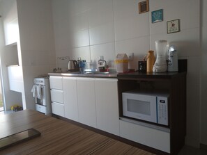 Fridge, microwave, oven, stovetop - Cantinho Feliz Capao Novo (Capão Novo)