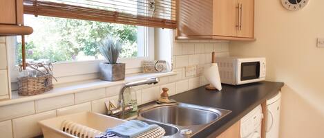 電子レンジ、コーヒー / ティーメーカー、調理器具と食器