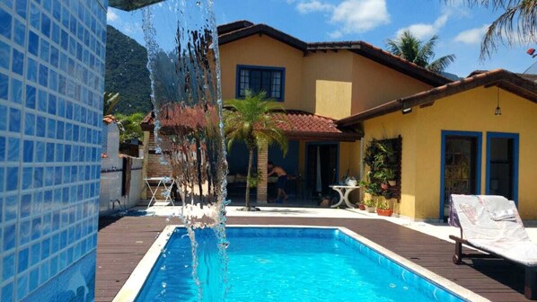 Piscina externa, espreguiçadeiras