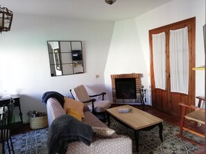 Una televisión, una chimenea