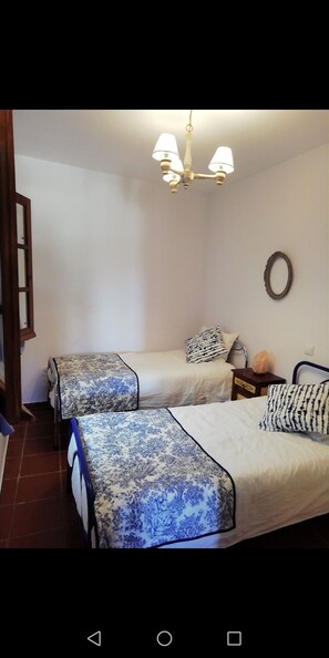 2 dormitorios, tabla de planchar con plancha, ropa de cama