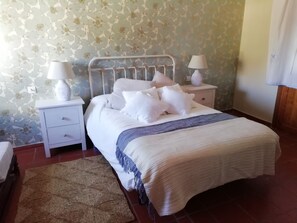 2 chambres, fer et planche à repasser, draps fournis