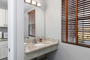 Suite studio | Salle de bain | Ensemble baignoire-douche, serviettes fournies, savon, shampooing
