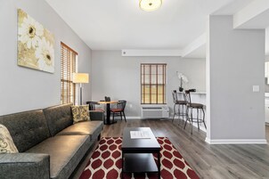 Suíte executiva | Área de estar | TV de tela plana 43 polegadas com canais via satélite, TV, Netflix