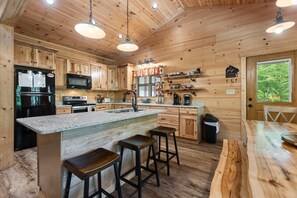 Een koelkast, een magnetron, een oven, een kookplaat