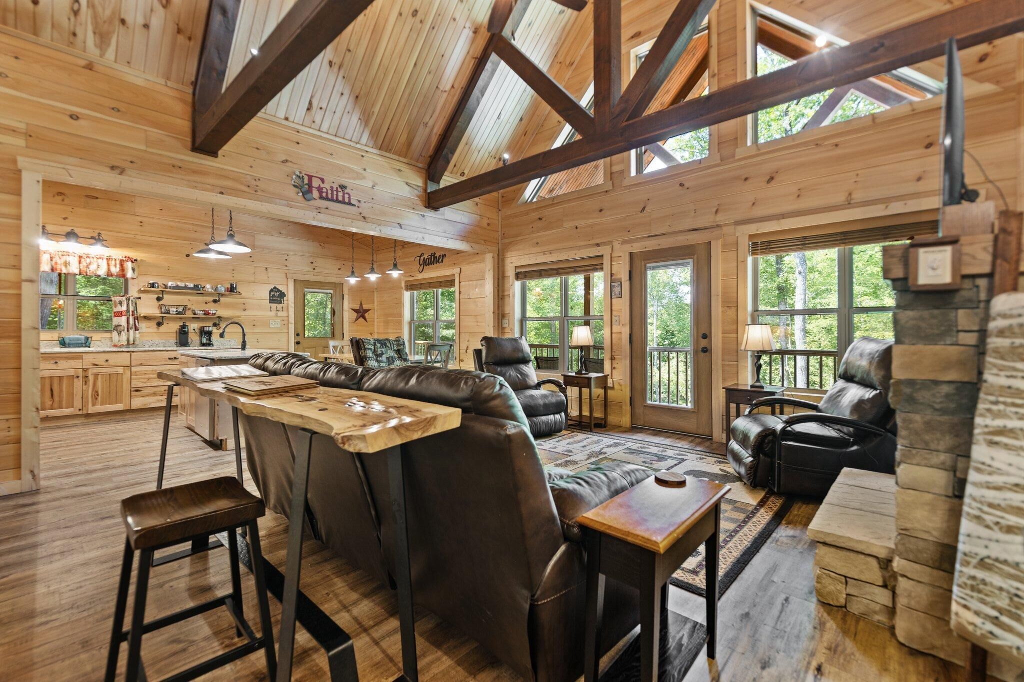 Smart-TV, Kamin, Bücher