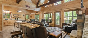 Gorgeous New Large Cabin 5-BD, 4.5-BA, Hot Tub, Pool Table, wet bar, Wi-Fi