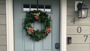 A front door with a wreath, a mailbox, and a house number 407. - Beautifully remodeled, clean, well-stocked entire home - sleeps 7! (Yakima)