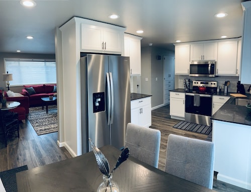 Beautifully remodeled, clean, well-stocked entire home - sleeps 7!