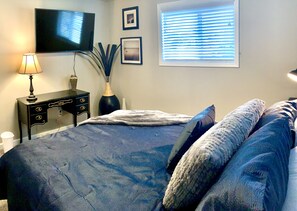 3 makuuhuonetta, ylelliset vuodevaatteet, työpöytä, silitysrauta/-lauta