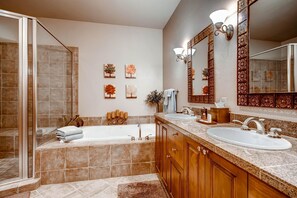 House, Multiple Beds (Grace Manor) | Bathroom