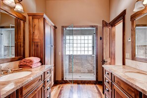 House, Multiple Beds (Rustic Timber Lodge) | Bathroom | Free toiletries, hair dryer, towels, shampoo - Rustic Timber Lodge (Breckenridge)