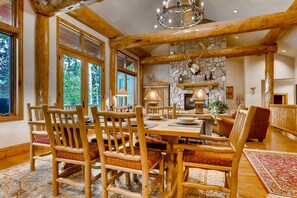Talo, useita sänkyjä (Beaver's Lodge) | Yksityinen keittiö | Jääkaappi, mikroaaltouuni, liesi, astianpesukone