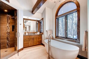 Casa, varias camas (Grand Vista Lodge) | Baño | Secadora de cabello y shampoo 