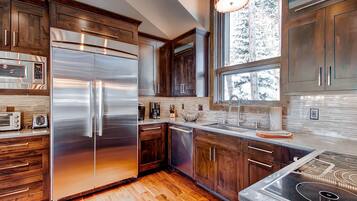 House, Multiple Beds (Grand Vista Lodge) | Private kitchen | Fridge, oven, toaster