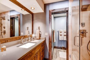 House, Multiple Beds (Grand Vista Lodge) | Bathroom | Hair dryer, shampoo