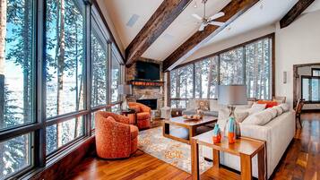 House, Multiple Beds (Grand Vista Lodge) | Living room | Flat-screen TV, fireplace, stereo