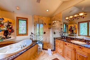 House, Multiple Beds (Inglenook) | Bathroom | Combined shower/tub, hair dryer, shampoo - Inglenook (Breckenridge)
