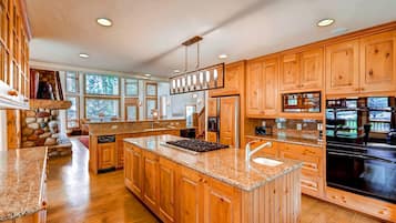 House, Multiple Beds (Inglenook) | Private kitchen | Coffee/tea maker, fridge, microwave, oven