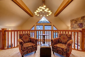 Rumah, Beberapa Tempat Tidur (Clare's in Town) | Ruang keluarga | TV, perapian, dan meja tenis meja