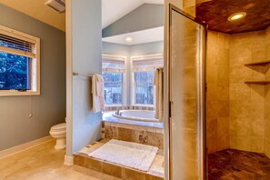 House, Multiple Beds (Clare's in Town) | Bathroom | Hair dryer, shampoo