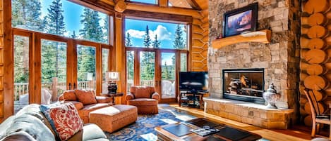 獨棟房屋, 多張床 (GoldenView Lodge) | 客廳 | 平面電視、壁爐、 DVD 播放機