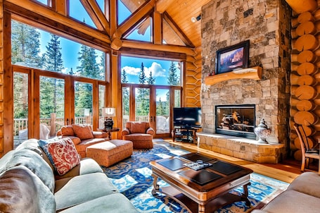 独立别墅, 多张床 (GoldenView Lodge) | 客厅 | 平板电视、壁炉、DVD 播放器