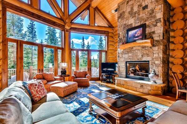 Ferienhaus, Mehrere Betten (GoldenView Lodge) | Wohnzimmer | Flachbildfernseher, Kamin, DVD-Player