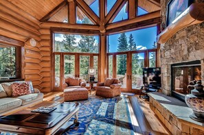 Maison, plusieurs lits (GoldenView Lodge) | Salle de séjour | Télévision à écran plat, cheminée, lecteur de DVD