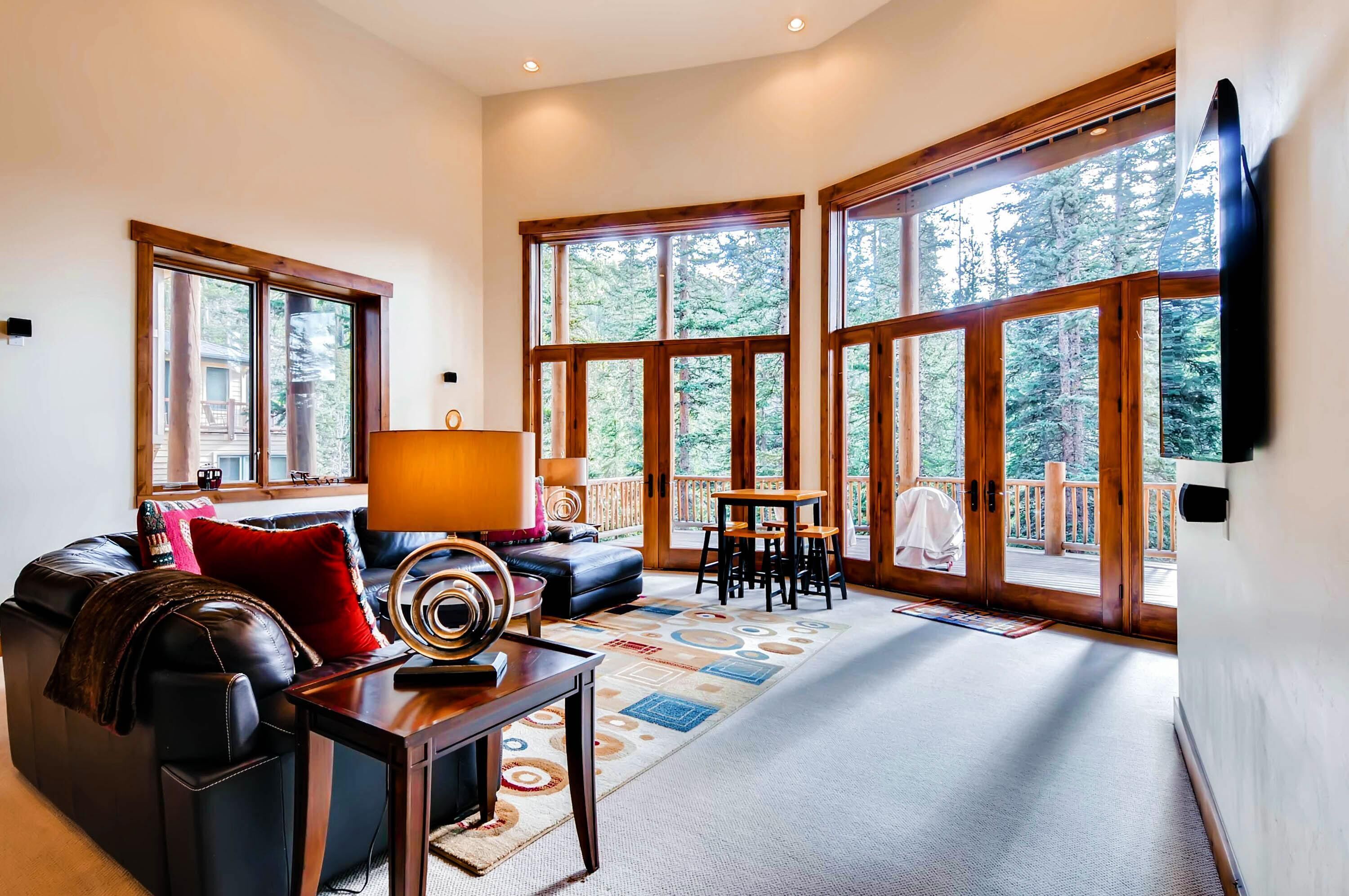 House, Multiple Beds (GoldenView Lodge) | Living area | Flat-screen TV, fireplace, DVD player