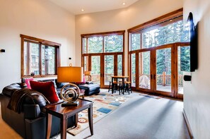 Ferienhaus, Mehrere Betten (GoldenView Lodge) | Wohnbereich | Flachbildfernseher, Kamin, DVD-Player