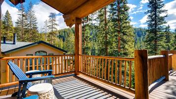 House, Multiple Beds (GoldenView Lodge) | Balcony