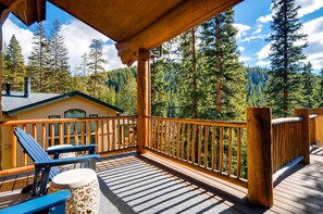 Maison, plusieurs lits (GoldenView Lodge) | Balcon