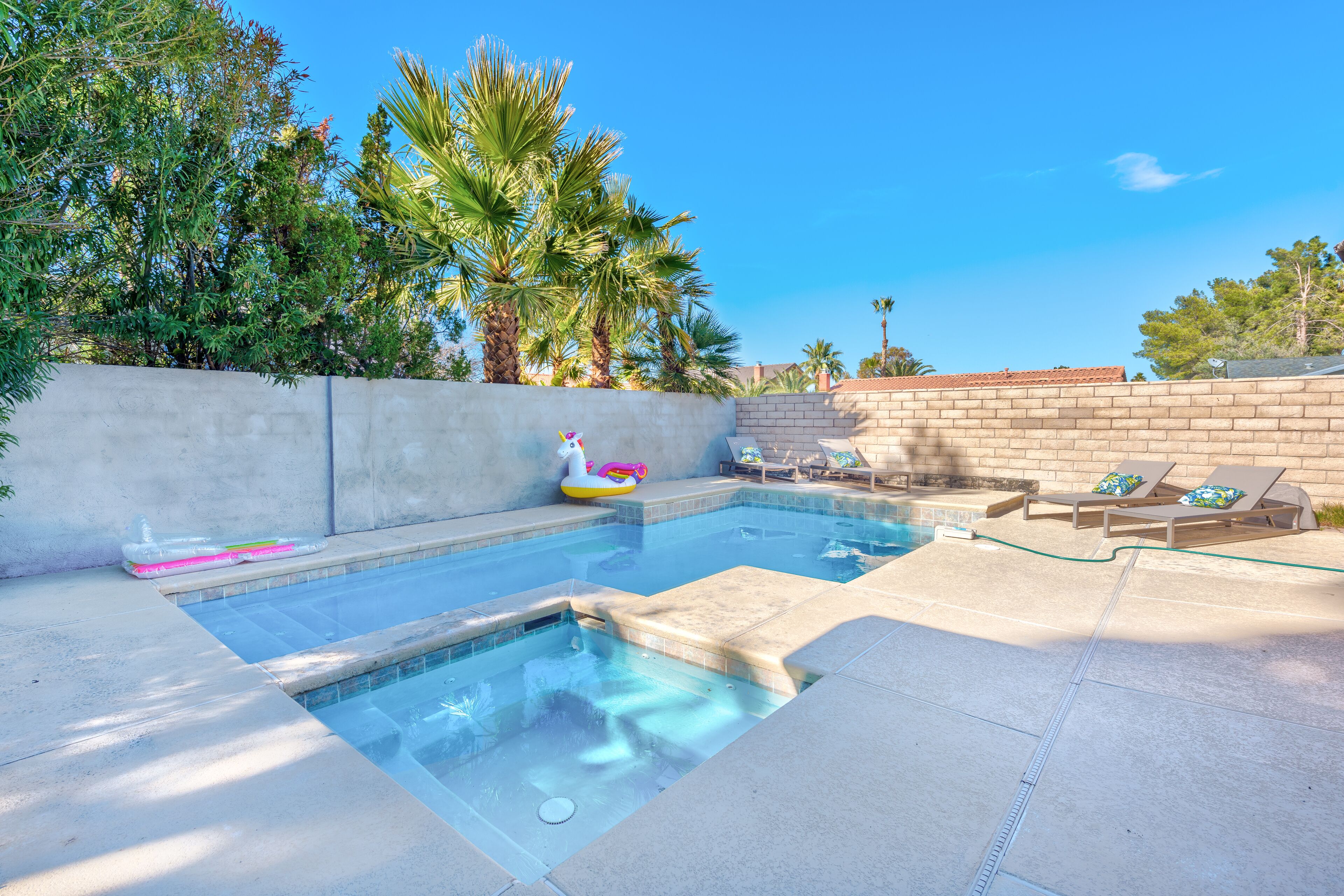 Utendørsbasseng og et oppvarmet basseng